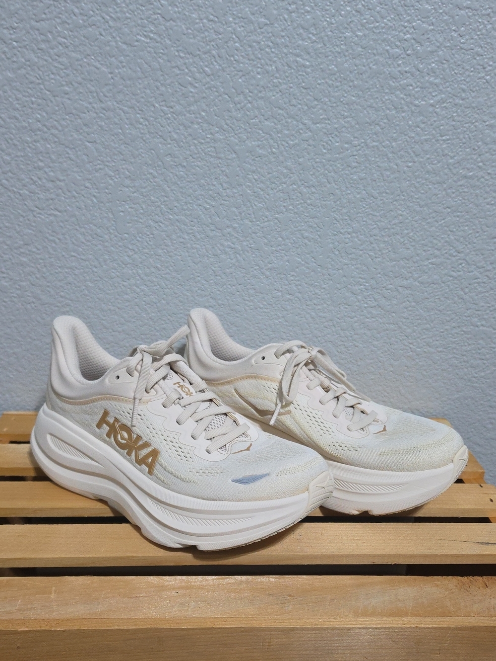 Hoka Bondi 9 Women's Cream/Gold Road-Running Trainers